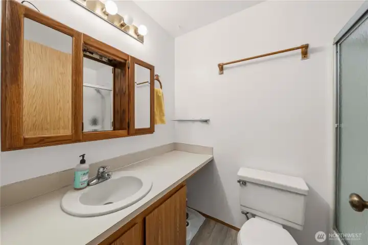 Full second bathroom with tub/shower