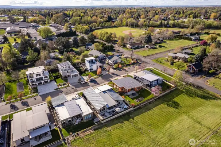 1 block to walk Murr Park walking trail