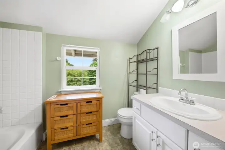 Upstairs full bath.