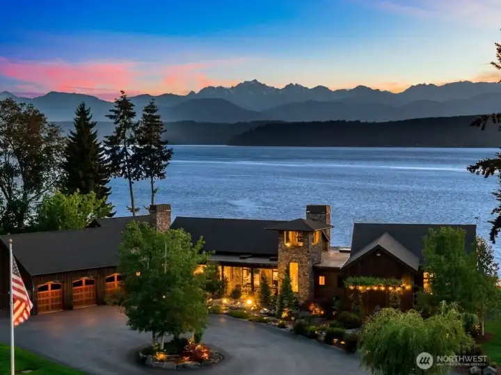 Spectacular and uninterrupted vistas of the entire Olympic Mountain range.