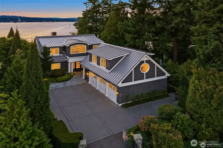 The home has iconic Hampton's style that everyone loves, especially on the water. It also benefits from a neighboring property having perm restrictions on development, ensuring exceptionally privacy for always for this home. The home has iconic Hampton's style that everyone loves, especially on the water. It also benefits from a neighboring property having perm restrictions on development, ensuring exceptionally privacy for always for this home.