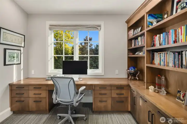 The perfect office space nestled above the garage providing autonomy and flexibility. The perfect office space nestled above the garage providing autonomy and flexibility.
