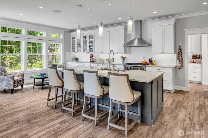 Eating bar, sitting area make guests part of the kitchen action! Eating bar, sitting area make guests part of the kitchen action!