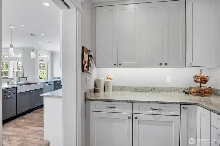 Convenient and spacious Butler's Pantry next to kitchen! Convenient and spacious Butler's Pantry next to kitchen!