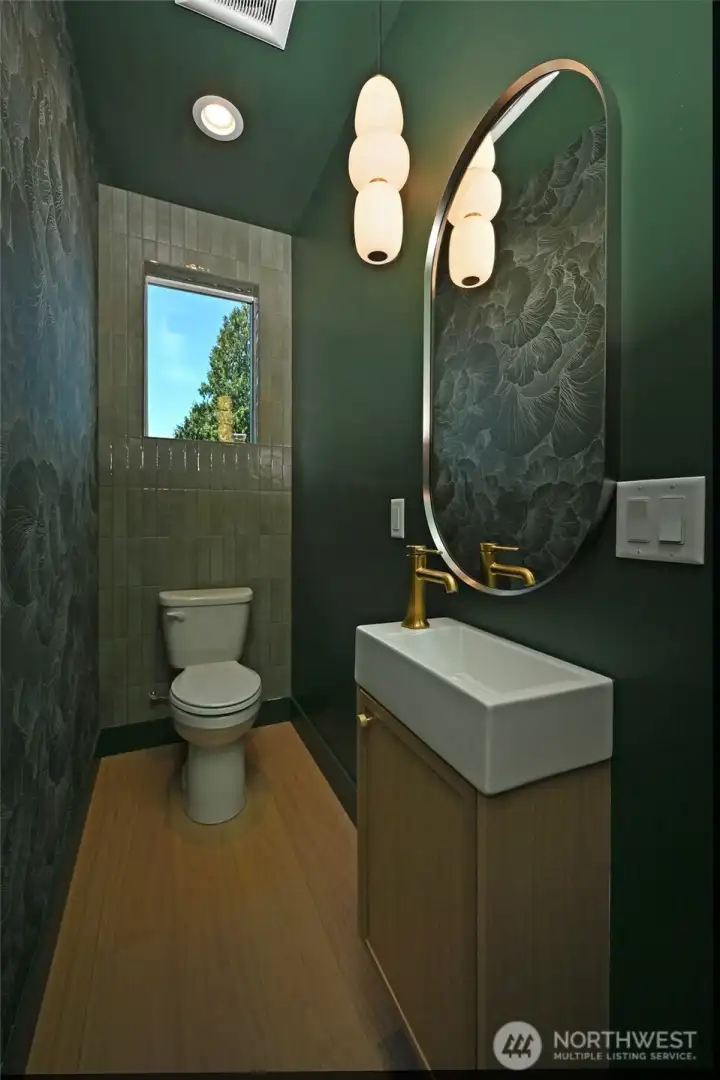 Main floor 1/2 bath. Main floor 1/2 bath.