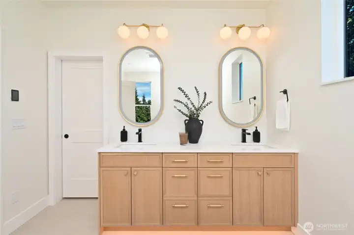 Primary Suite bath has heated floors. Primary Suite bath has heated floors.