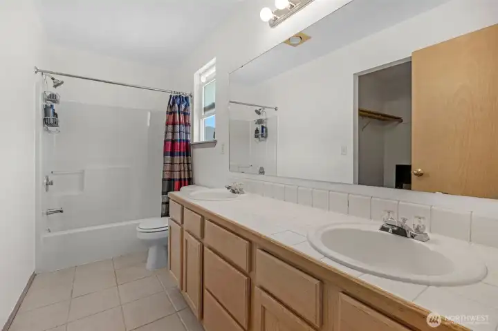 Primary bedroom bathroom