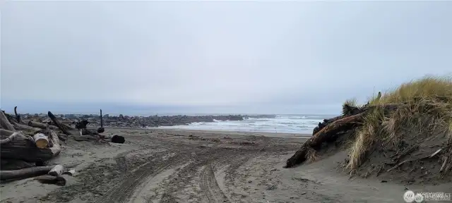 Minutes to beach, bay, Duck Lake, and all of Ocean Shores!