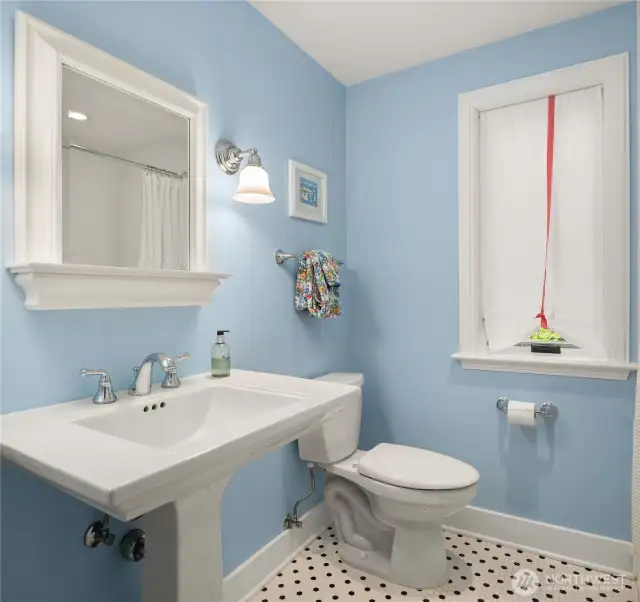 Guest room bathroom.