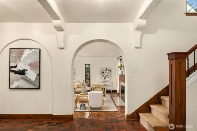 Looking to the left is the living room with a step down, it gives volume to the ceiling height.