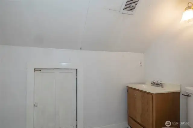 Upstair .25 bath