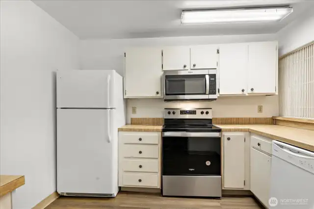 New stainless steel microwave and 4--burner cooktop/oven in 2023