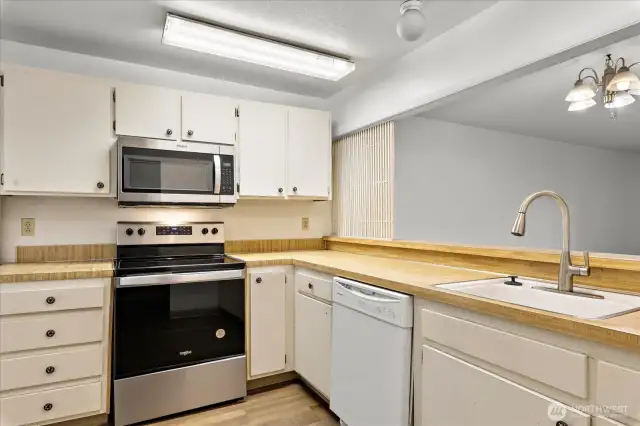 New stainless steel microwave and 4--burner cooktop/oven in 2023