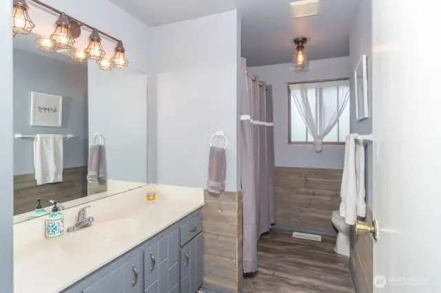 Guest bath with plenty of room