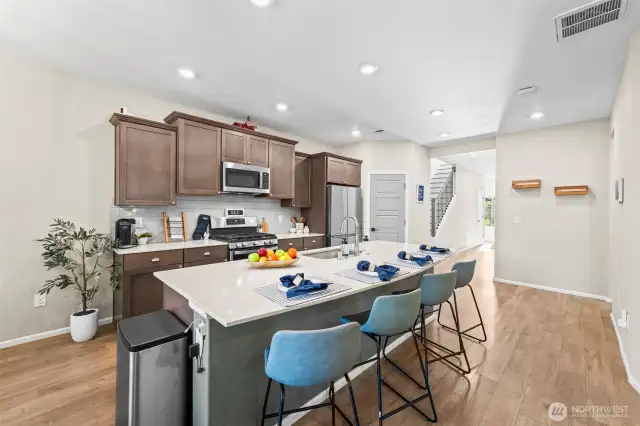Kitchen and dining area combination, perfect for  gatherings and entertaining guests.