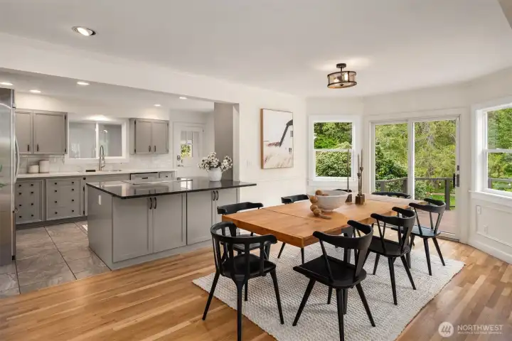 Open concept kitchn & dining area.