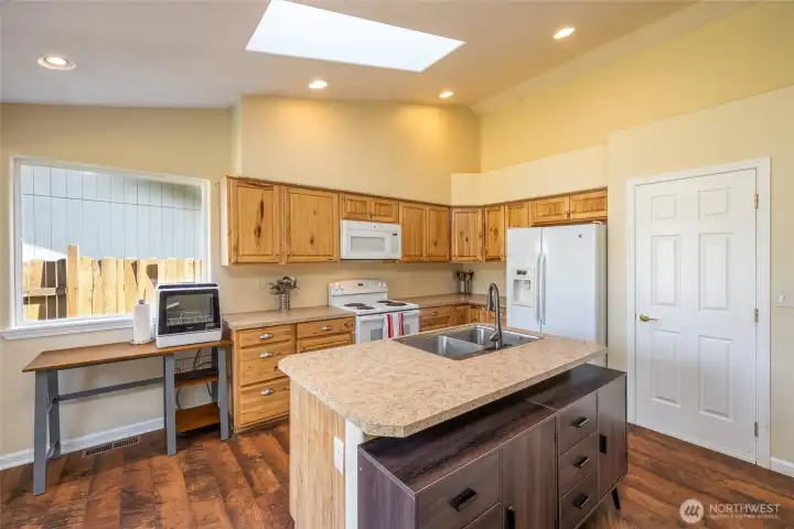 Kitchen island can also be a breakfast bar