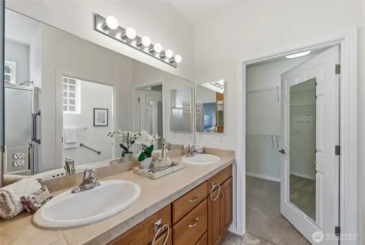 Primary Bath w/large walk-in closet