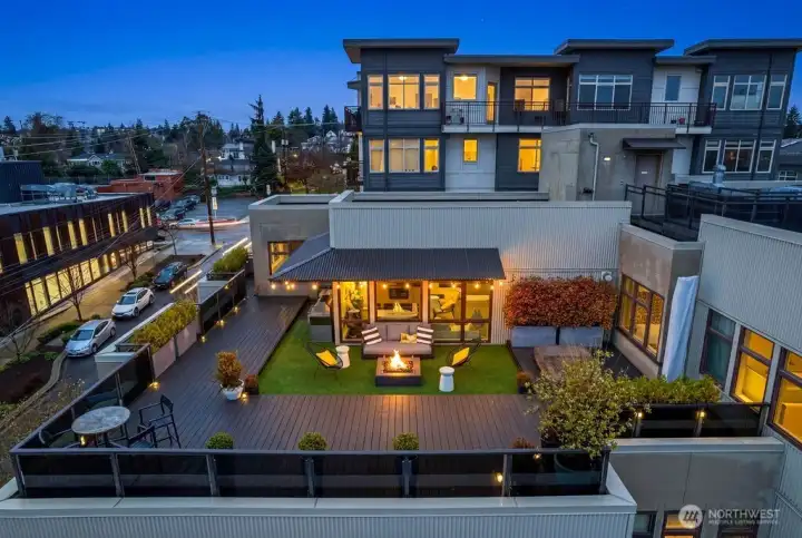 Experience elevated living in this stunning penthouse at Lake Union’s premier Regatta community.