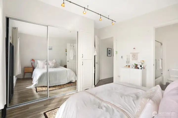 Primary bedroom, mirrored closet doors