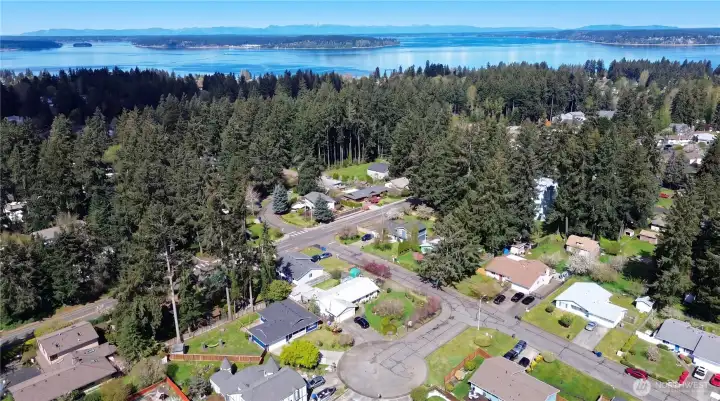 The Steilacoom waterfront, restaurants and parks are just 5 minutes away