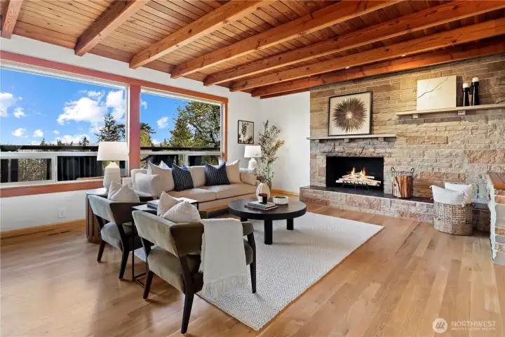 Expansive picture windows capture 180° territorial, Cascade Mountains, and partial Lake Washington views.