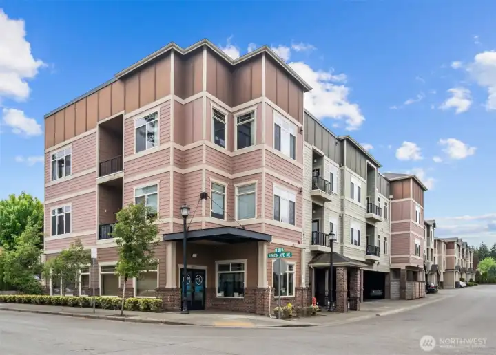 Top floor corner suite penthouse in central location! Includes 2 assigned covered parking spaces, secure lobby entry, and elevator access. Top floor corner suite penthouse in central location! Includes 2 assigned covered parking spaces, secure lobby entry, and elevator access.