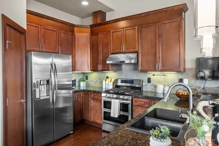 Gas cooking, double oven, under cabinet lighting, and large pantry! Gas cooking, double oven, under cabinet lighting, and large pantry!