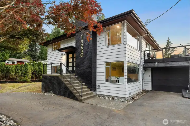 Mid-century modern at it's best! Complete with newly remodeled interior