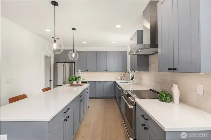 The large, gorgeous kitchen with abundant cabinetry, plenty of a working surfaces, a large pantry and a large eating bar that can easily seat 4 The large, gorgeous kitchen with abundant cabinetry, plenty of a working surfaces, a large pantry and a large eating bar that can easily seat 4