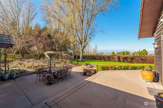 patio off the dining area. Gorgeous flower beds