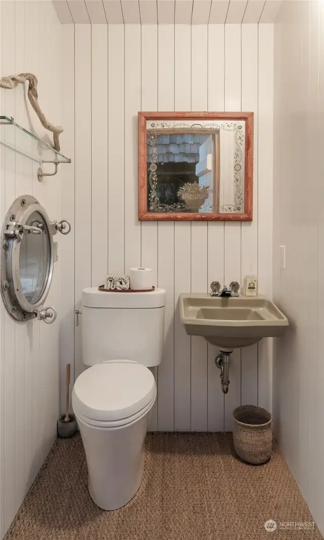 Porthole bath for Airstream