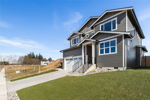 Facade/Front yard/Garage/Entry