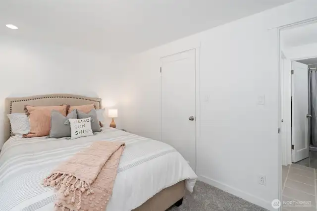 Queen size bed in the 2nd Bedrooom