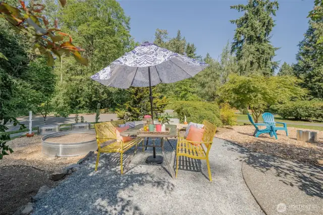 Great place to entertain out front even a fire pit area
