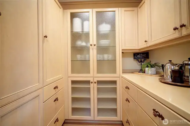Convenient Butler's Pantry With incredible Storage
