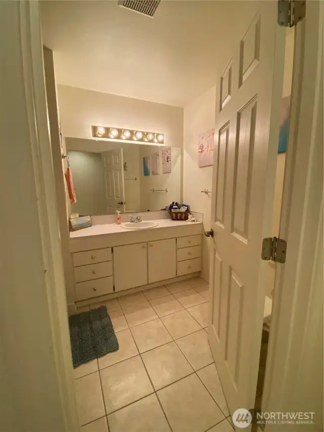 Main bath as you enter