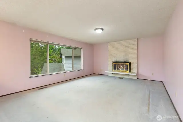 Large Living room with a wood fireplace. Gas is available.