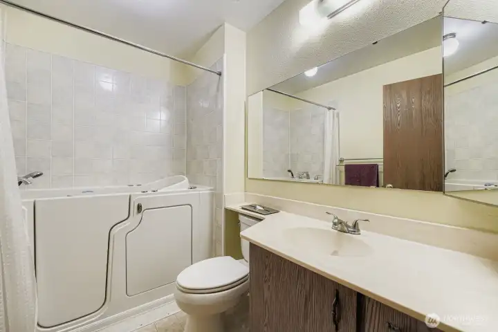 Primary Bathroom with walk-in jetted tub!!