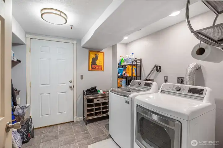 Utility room, W/D stay