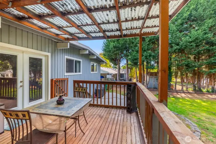 Large deck to enjoy the outside in all weather
