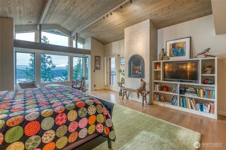 Propane fireplace, built-in book shelf, glass door takes you to the deck overlooking East Sound.