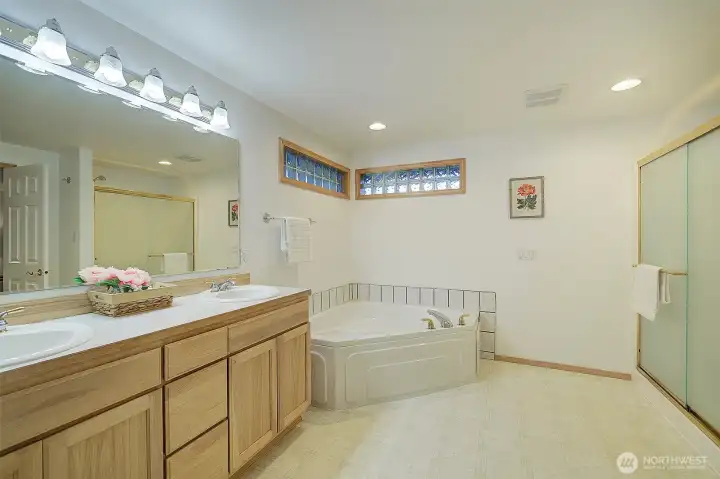 Primary bath features, soaking tub, double vanities, shower.