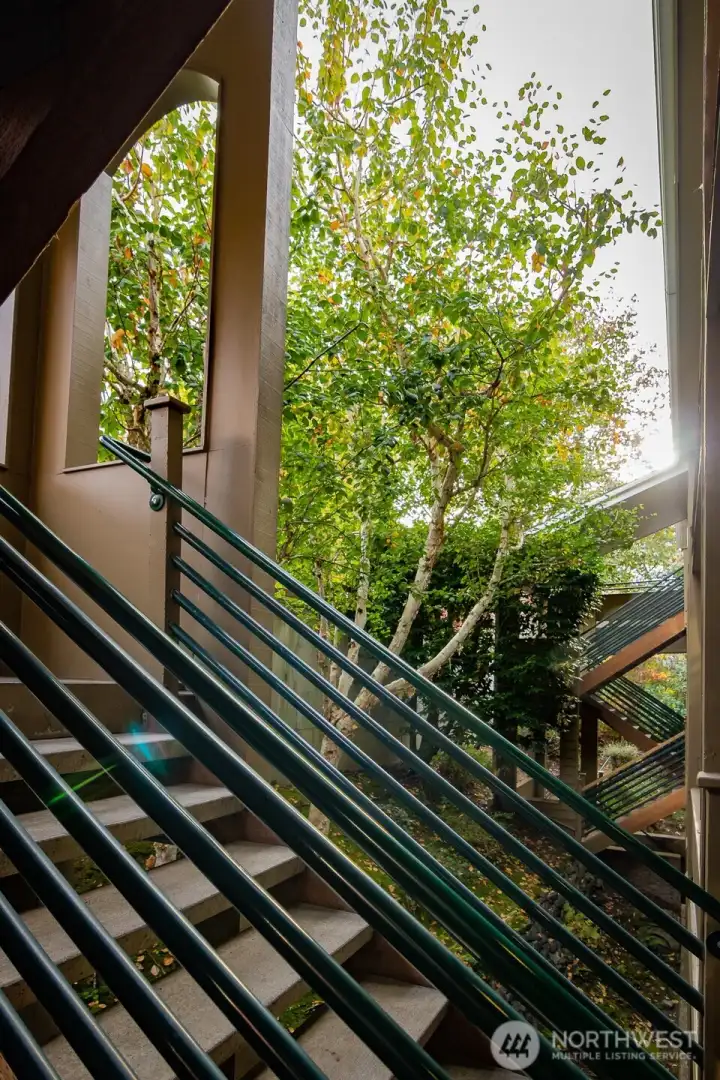 The landscaping around the building giv quiet sanctuary evne though you are close to downtown!