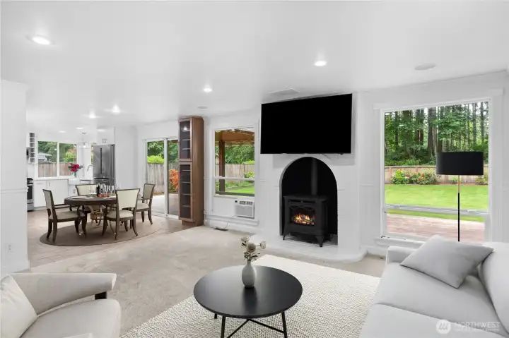 Lovely windows featurues the beautiful back yard. Virtual staging. Lovely windows featurues the beautiful back yard. Virtual staging.