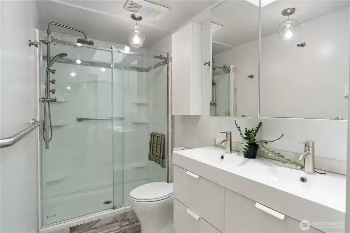 Primary bath with heated floors! Primary bath with heated floors!