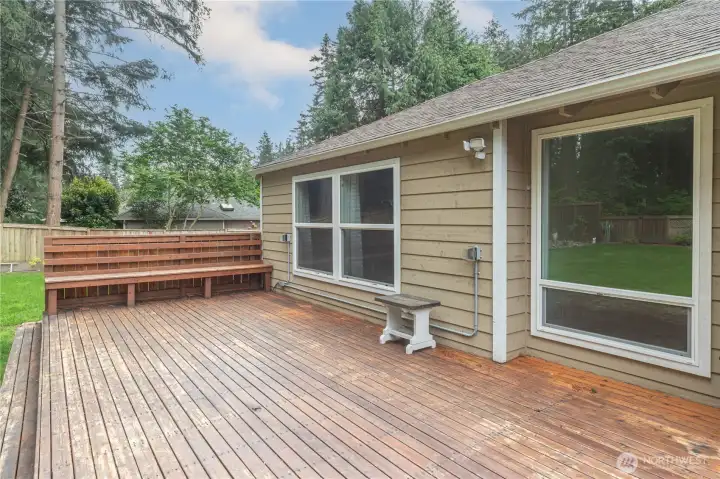 Huge back deck for extended entertainment space. Huge back deck for extended entertainment space.