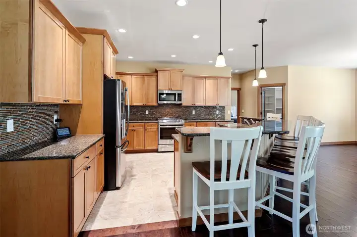 Easy kitchen layout with 6 top breakfast bar.