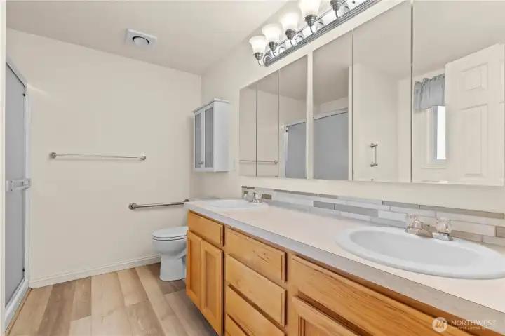 Enjoy the convenience of a generous 5-piece ensuite bathroom featuring dual sinks, a soaking tub, separate shower, and plenty of space for everyday routines. Enjoy the convenience of a generous 5-piece ensuite bathroom featuring dual sinks, a soaking tub, separate shower, and plenty of space for everyday routines.