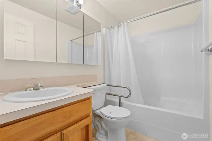 The second full bathroom is conveniently located near the secondary bedrooms and main living areas, offering functionality for guests and everyday use alike. The second full bathroom is conveniently located near the secondary bedrooms and main living areas, offering functionality for guests and everyday use alike.